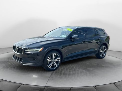 Used 2025 Volvo V60 B5 Cross Country Plus AWD/4WD image 3