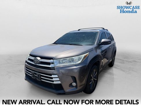Used 2017 Toyota Highlander XLE FWD image 2