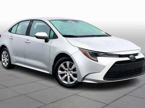 Used 2026 Toyota Corolla LE image 3