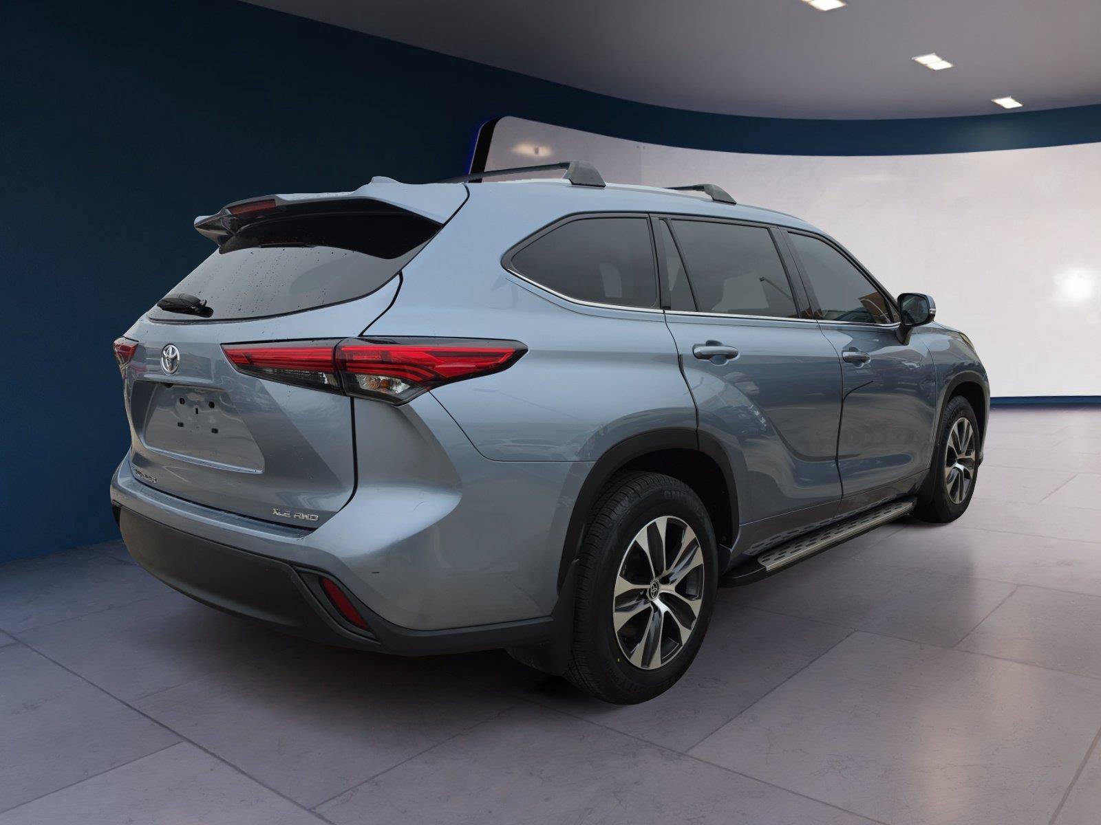 Used 2022 Toyota Highlander XLE AWD/4WD image 5