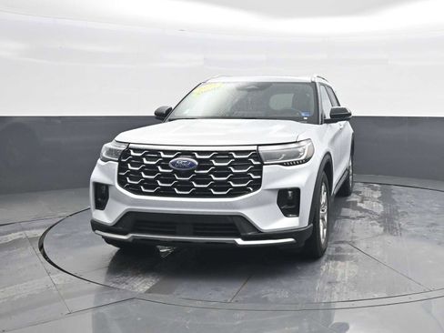 Used 2025 Ford Explorer Platinum RWD image 3