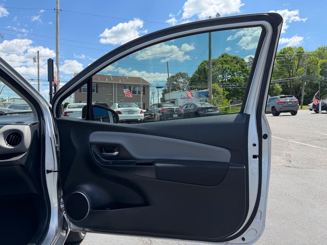 Used 2015 Toyota Yaris LE FWD image 19