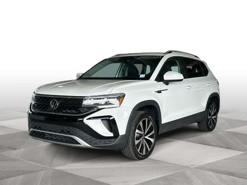 Certified 2023 Volkswagen Taos SE w/ Panoramic Sunroof Package FWD image 4