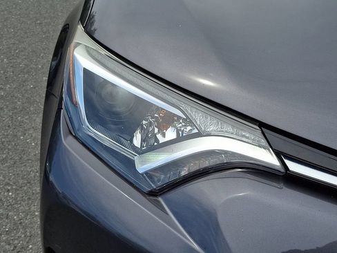 Used 2017 Toyota RAV4 LE AWD/4WD image 12
