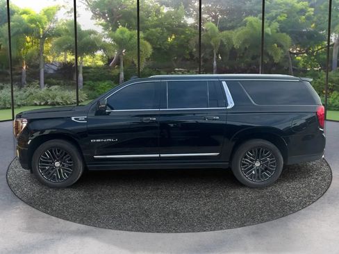 Used 2021 GMC Yukon XL Denali w/ Denali Premium Package AWD/4WD image 8
