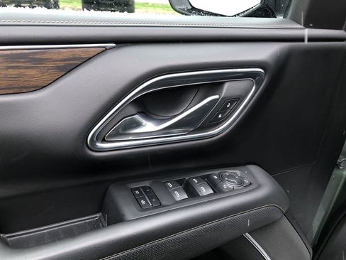 Used 2023 Chevrolet Suburban Premier image 13