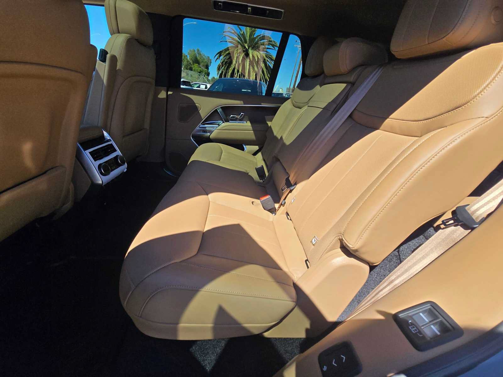 New 2026 Land Rover Range Rover Long Wheelbase SE AWD/4WD image 17