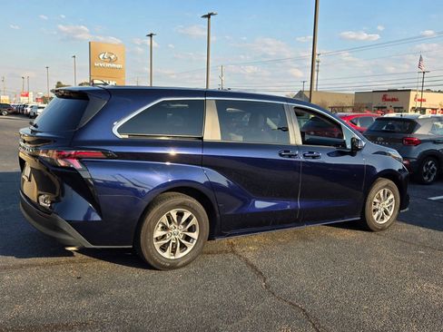 Used 2024 Toyota Sienna LE image 13