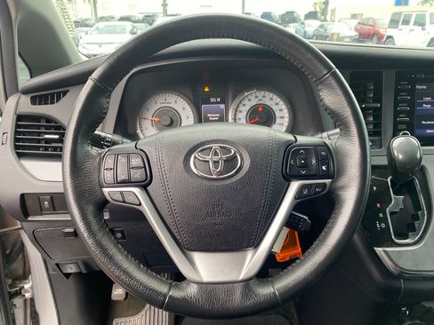 Used 2018 Toyota Sienna SE image 14