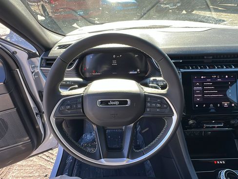 Used 2025 Jeep Grand Cherokee Laredo w/ MOPAR Finishing Package image 23