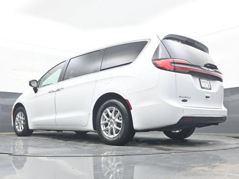 Used 2024 Chrysler Pacifica Touring-L FWD image 35