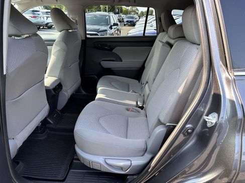 Used 2020 Toyota Highlander L AWD/4WD image 12