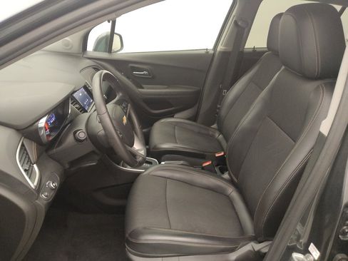 Used 2020 Chevrolet Trax LT w/ LT Convenience Package image 17