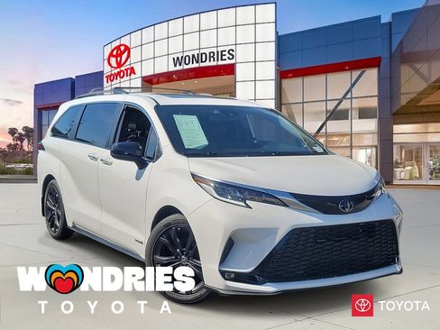 Used 2021 Toyota Sienna XSE w/ XSE Plus Package image 1