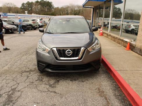 Used 2020 Nissan Kicks S image 2