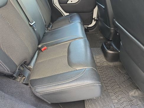 Used 2015 Jeep Wrangler Unlimited Sahara image 23