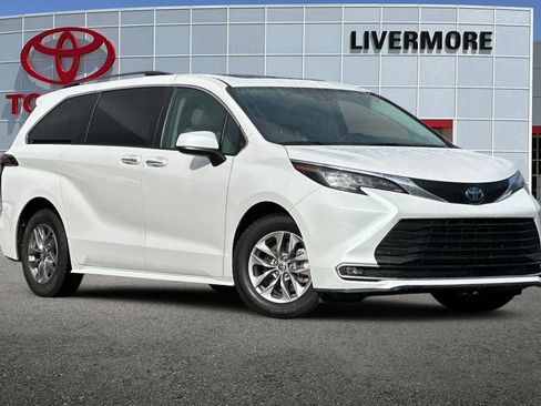 Used 2023 Toyota Sienna XLE image 2