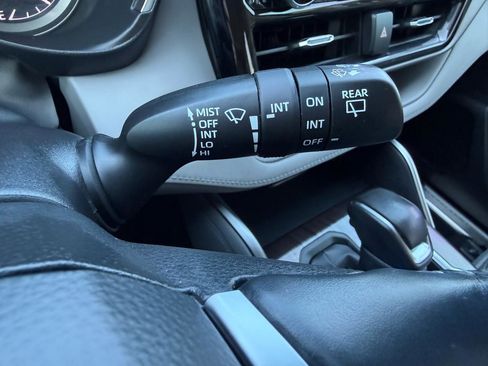 Used 2021 Toyota Highlander Limited image 25