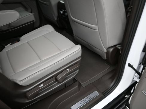 Used 2024 GMC Yukon SLT w/ SLT Luxury Package AWD/4WD image 20