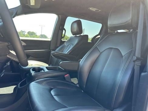 Used 2025 Chrysler Pacifica Select FWD image 9