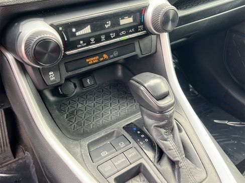 Used 2020 Toyota RAV4 LE image 20