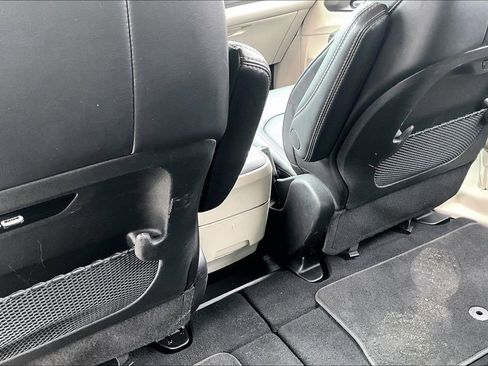 Used 2024 Chrysler Pacifica Touring-L image 10