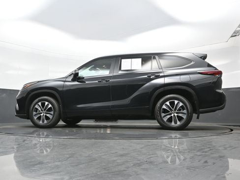 Used 2024 Toyota Highlander XLE AWD/4WD image 30