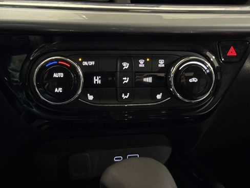 Used 2025 Chevrolet Trax LT w/ LT Convenience Package FWD image 16