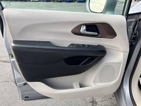 Used 2018 Chrysler Pacifica Touring-L FWD image 28