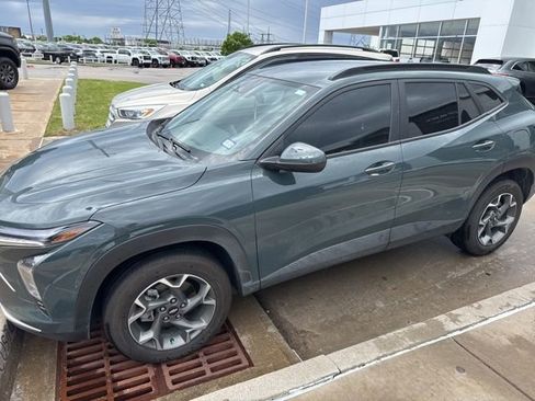 Used 2025 Chevrolet Trax LT image 3