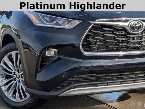Used 2023 Toyota Highlander Platinum FWD image 3