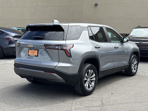Used 2025 Chevrolet Equinox LT FWD image 3