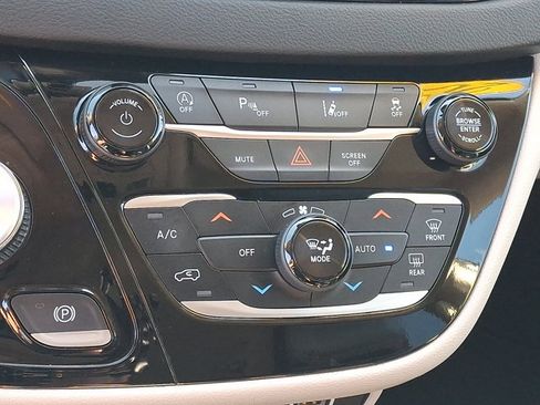 Used 2023 Chrysler Pacifica Touring-L FWD image 17