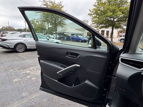 Used 2025 Toyota Corolla Cross LE image 20