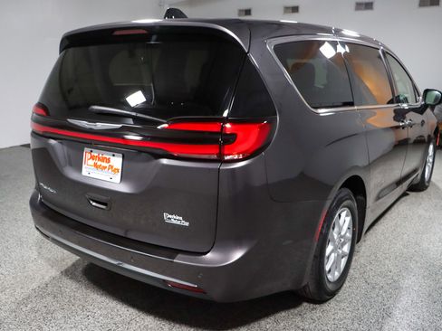 Used 2023 Chrysler Pacifica Touring-L FWD image 7