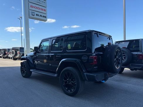 Used 2022 Jeep Wrangler Unlimited Sahara AWD/4WD image 5