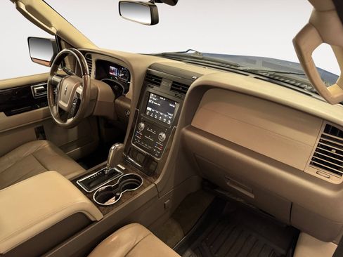 Used 2016 Lincoln Navigator Select RWD image 15