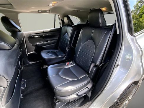 Used 2021 Toyota Highlander XLE FWD image 21