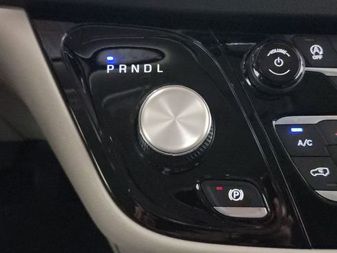 Used 2024 Chrysler Pacifica Touring-L image 20