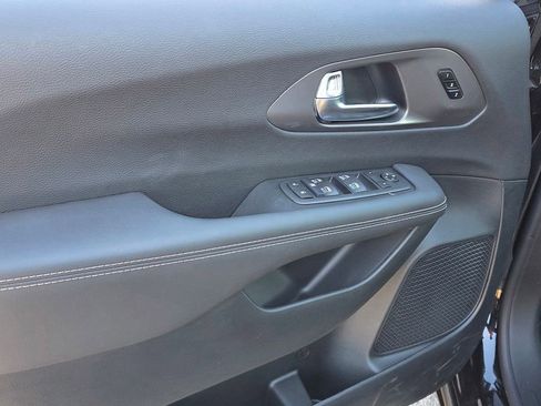 New 2026 Chrysler Pacifica Select image 8