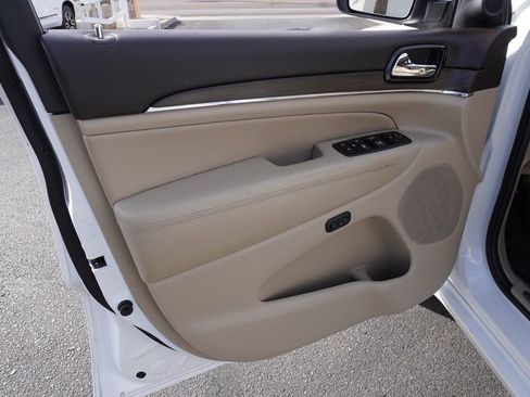 Used 2020 Jeep Grand Cherokee Overland image 15