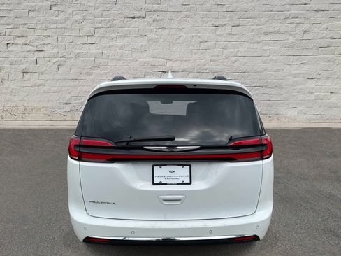 Used 2022 Chrysler Pacifica Touring-L FWD image 4