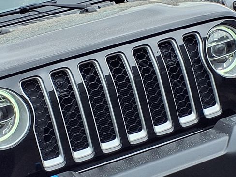 Used 2022 Jeep Wrangler Unlimited Sahara w/ Cold Weather Group image 27