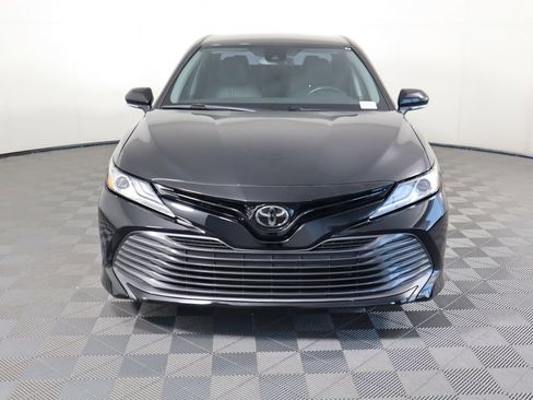 Used 2019 Toyota Camry XLE image 2