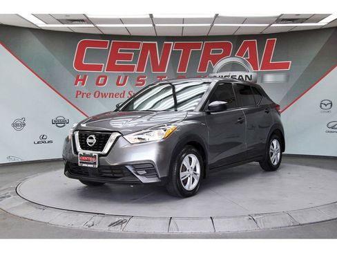 Used 2020 Nissan Kicks S FWD image 2