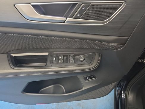 Used 2025 Volkswagen Atlas Cross Sport SE FWD image 19