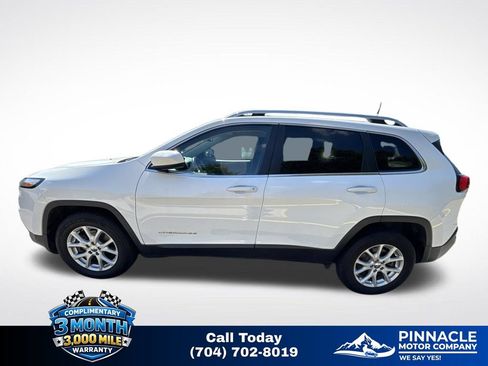 Used 2017 Jeep Cherokee Latitude AWD/4WD image 8
