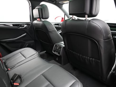 Used 2025 Porsche Macan image 23