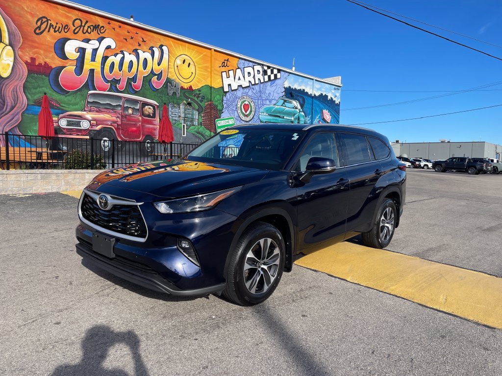 Used 2022 Toyota Highlander XLE AWD/4WD image 2