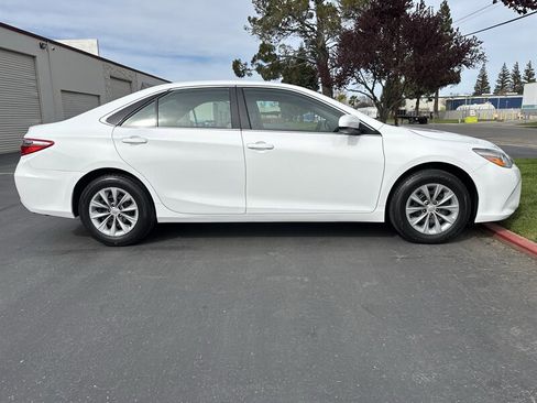 Used 2017 Toyota Camry LE image 14